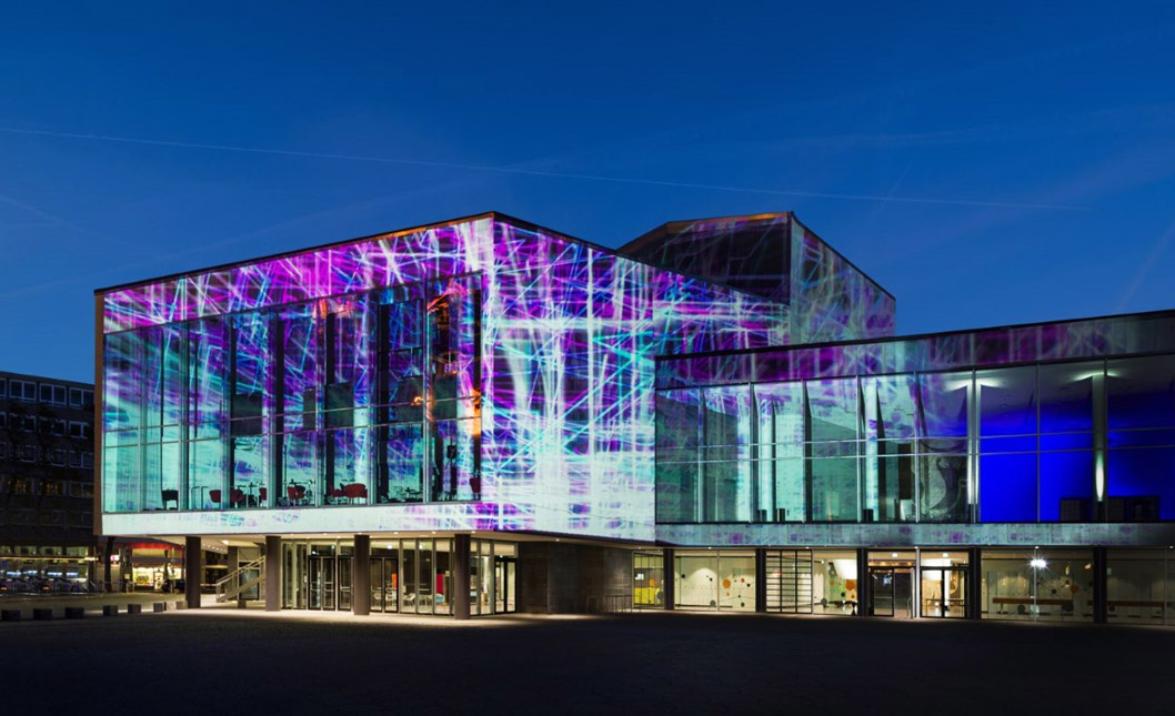 Architektonisches Glasgebäude mit Lichterspielen
